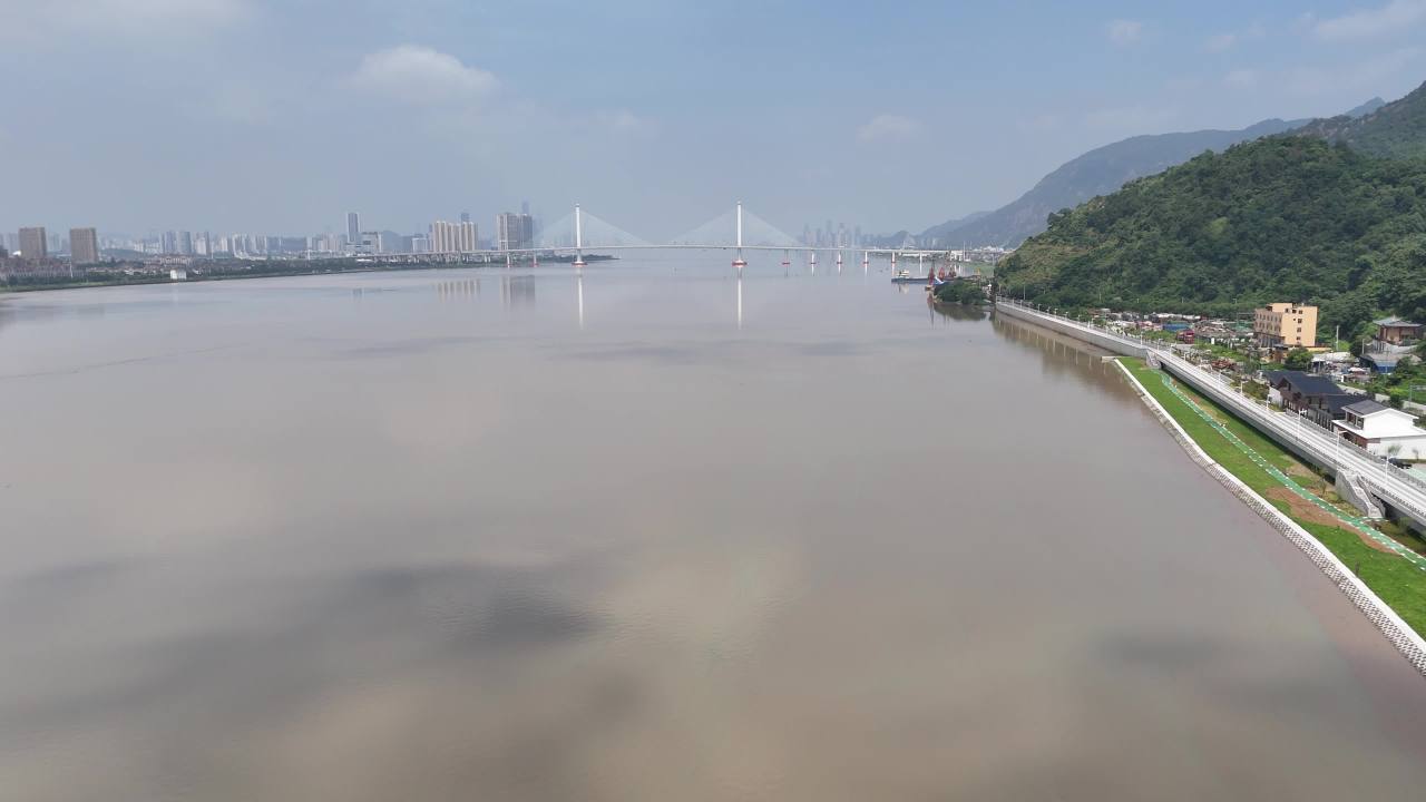 河畔城市的宁静时光