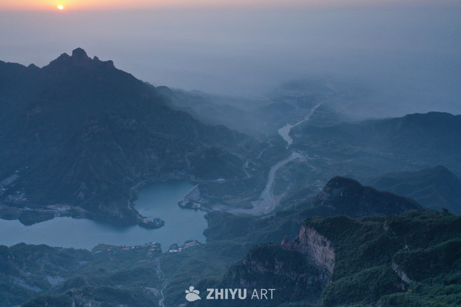 山间湖畔的日落