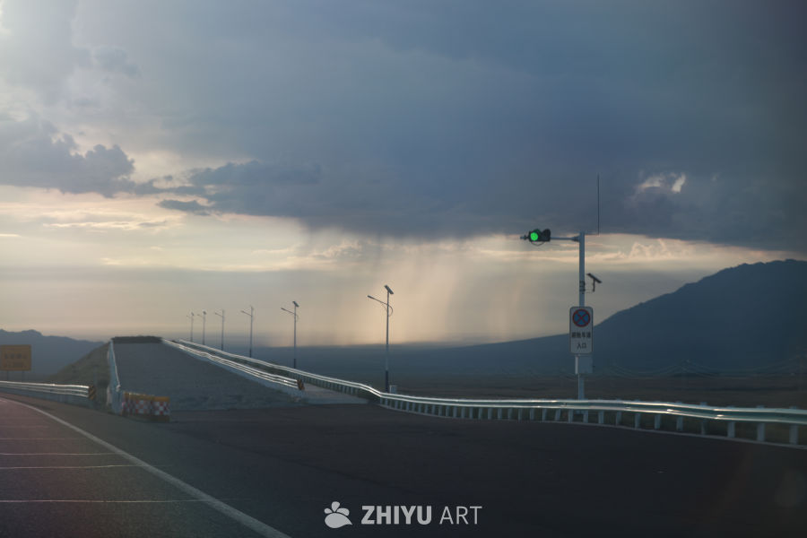 公路上的阳光与云层
