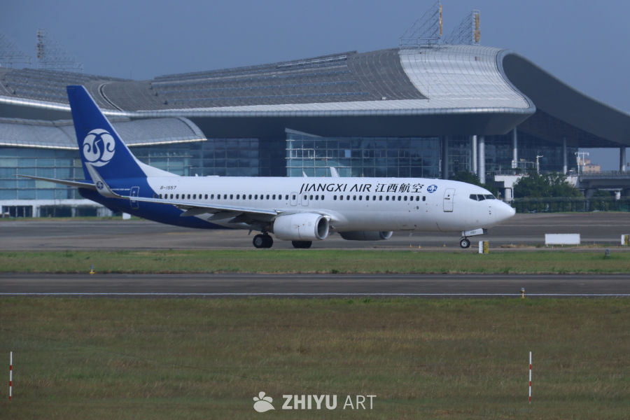 江西安航空飞机在机场跑道上