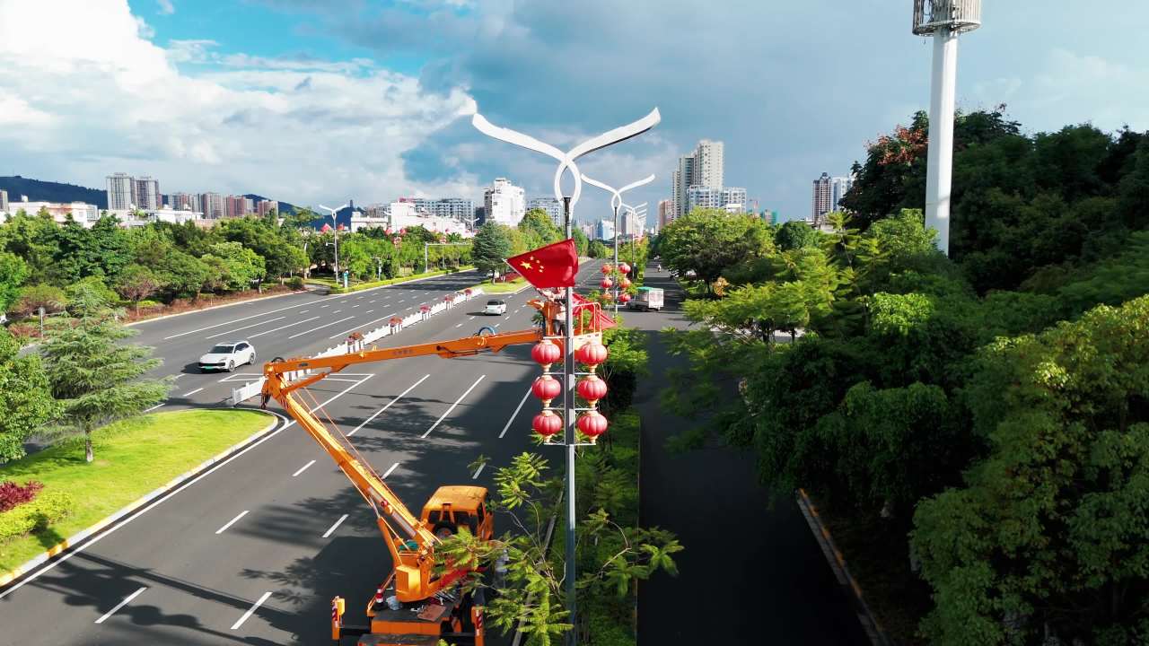 城市道路红灯笼安装现场