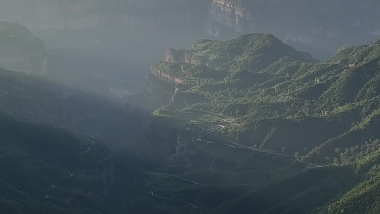 晨雾中的山峦