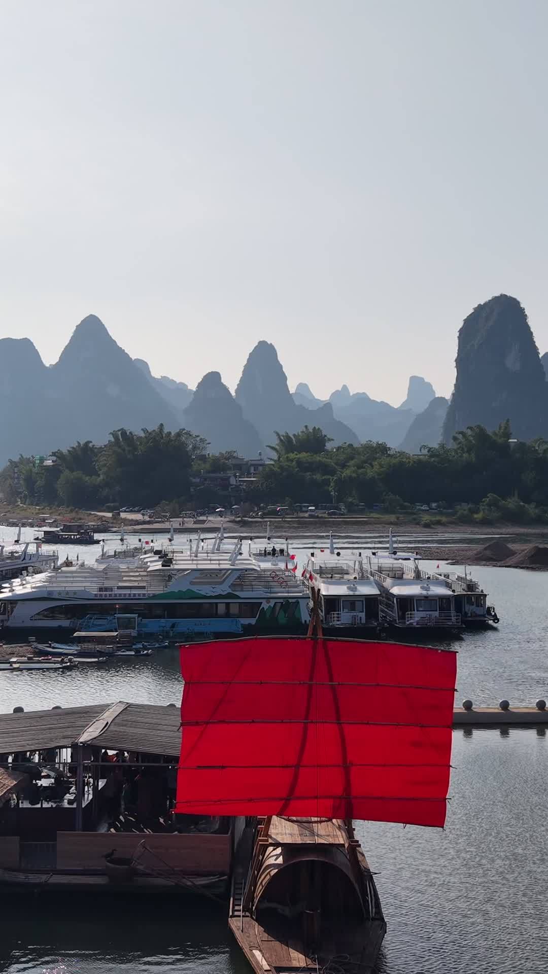 竖版航拍桂林阳朔兴坪漓江竹筏 (5)