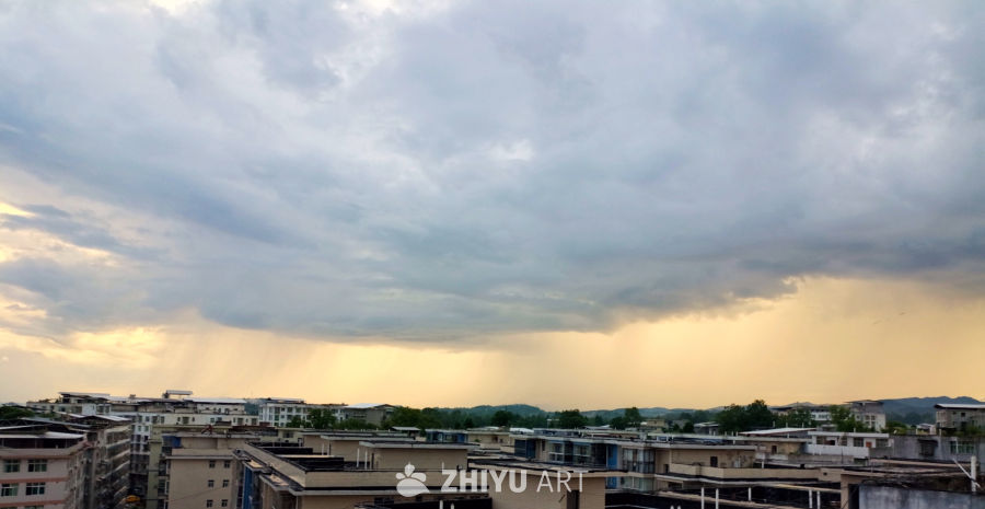 雨幕下的城市黄昏