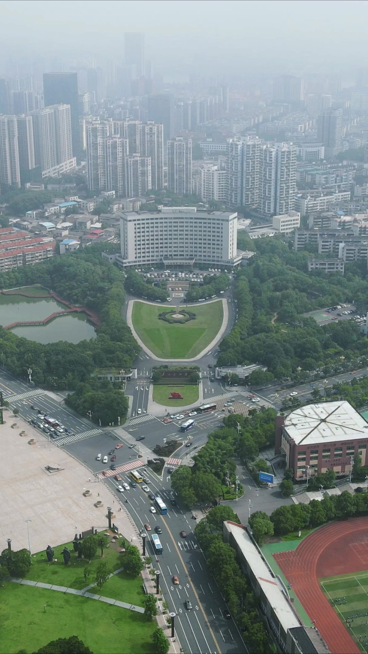 航拍株洲市委办公大楼竖屏