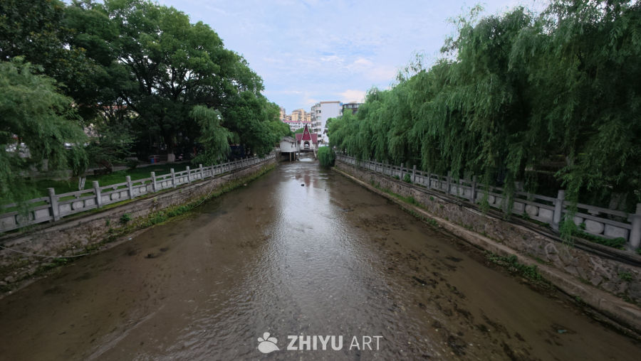 河畔静谧时光