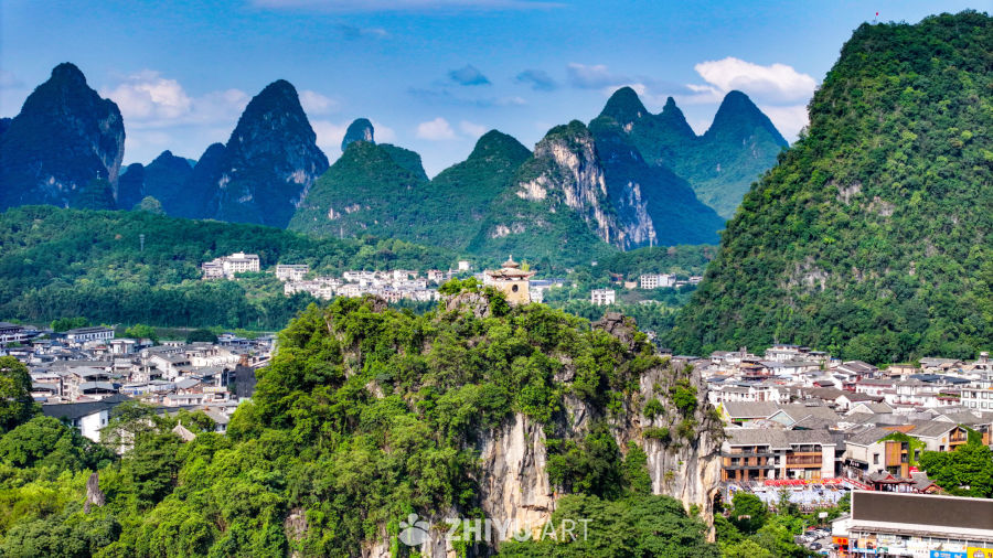 桂林山水间的小镇