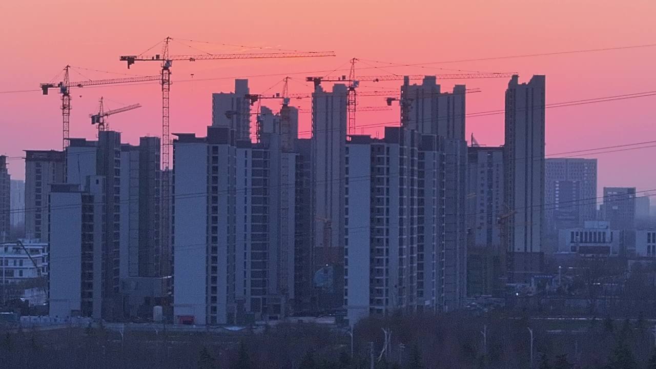 城市日落下的建筑工地