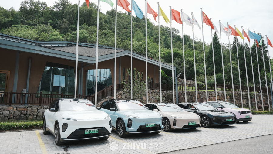 电动车型展示与自然风光