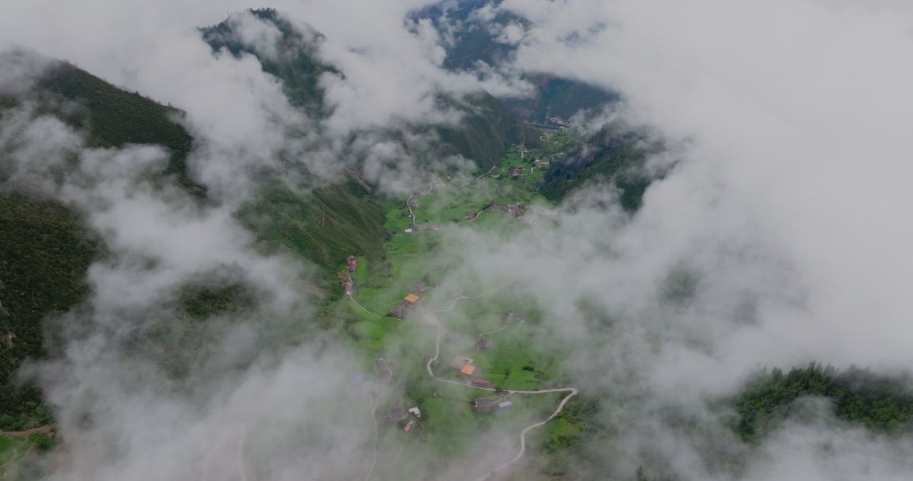 川西措卡湖唯美自然风光特色建筑