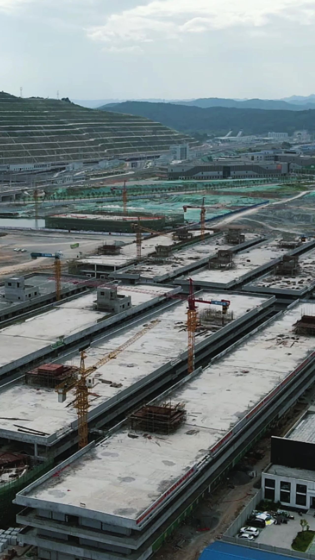 航拍城市建设施工吊他竖屏