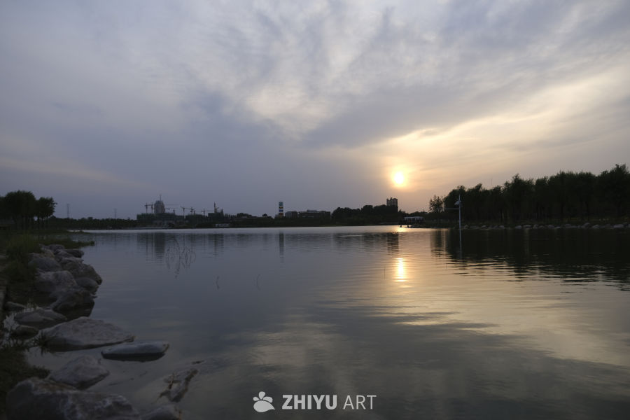 夕阳下的湖畔
