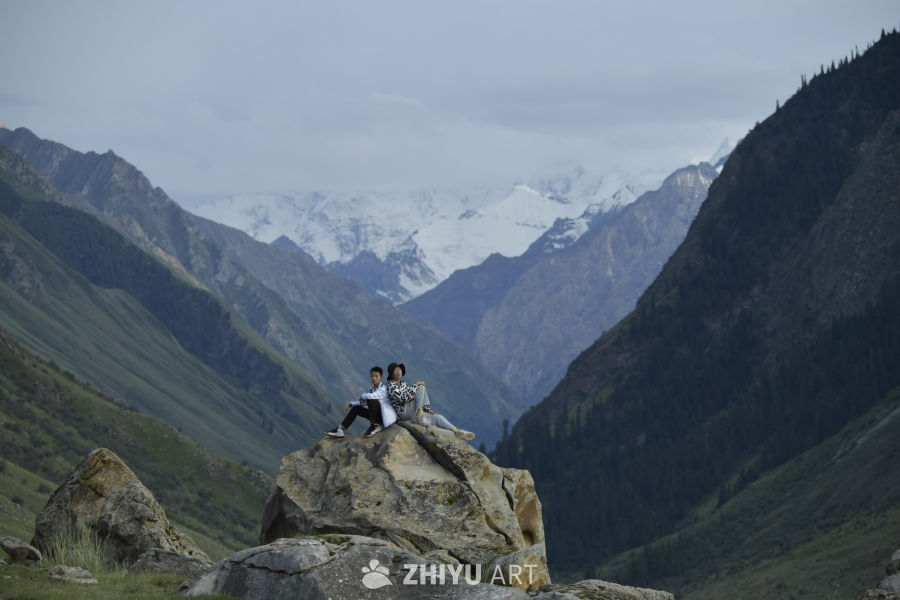 雪山之巅的宁静时光