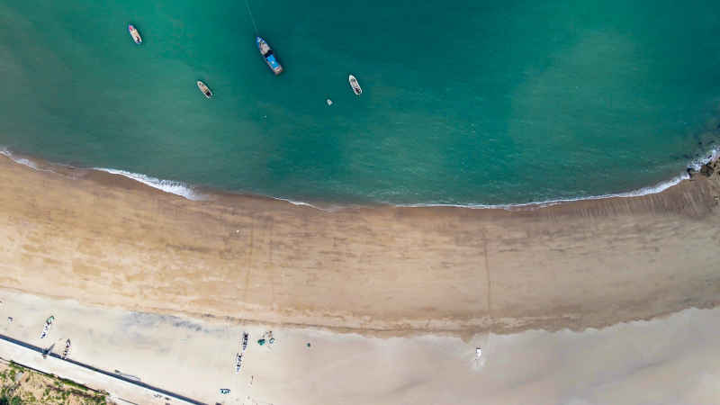大海海洋沙滩礁石风景航拍摄影图 