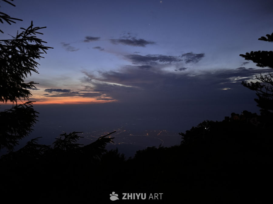 山巅黄昏，星月相伴