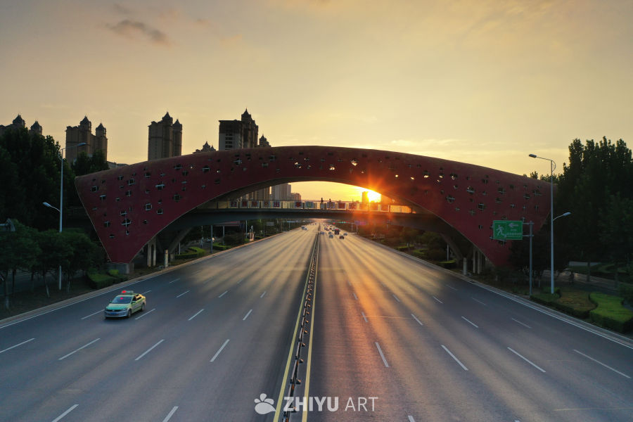 夕阳下的城市桥景