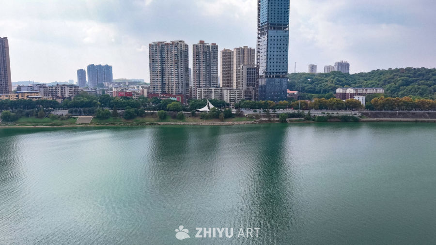 湖畔城市的现代与自然