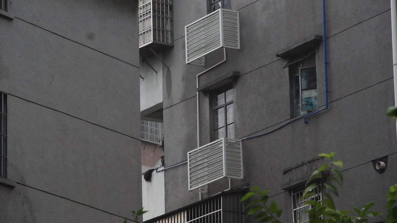 大雨中的居民楼间
