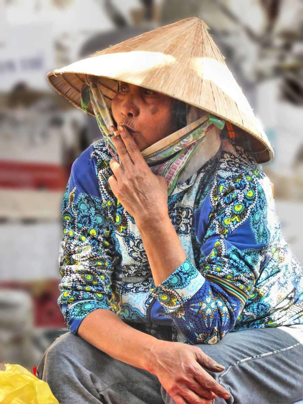 越南女子吸烟