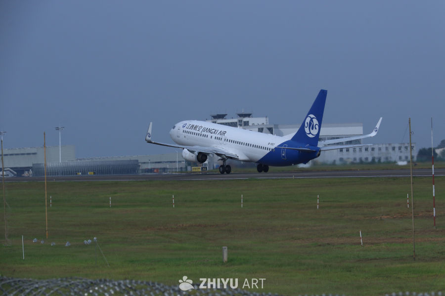 江西航空飞机清晨起飞