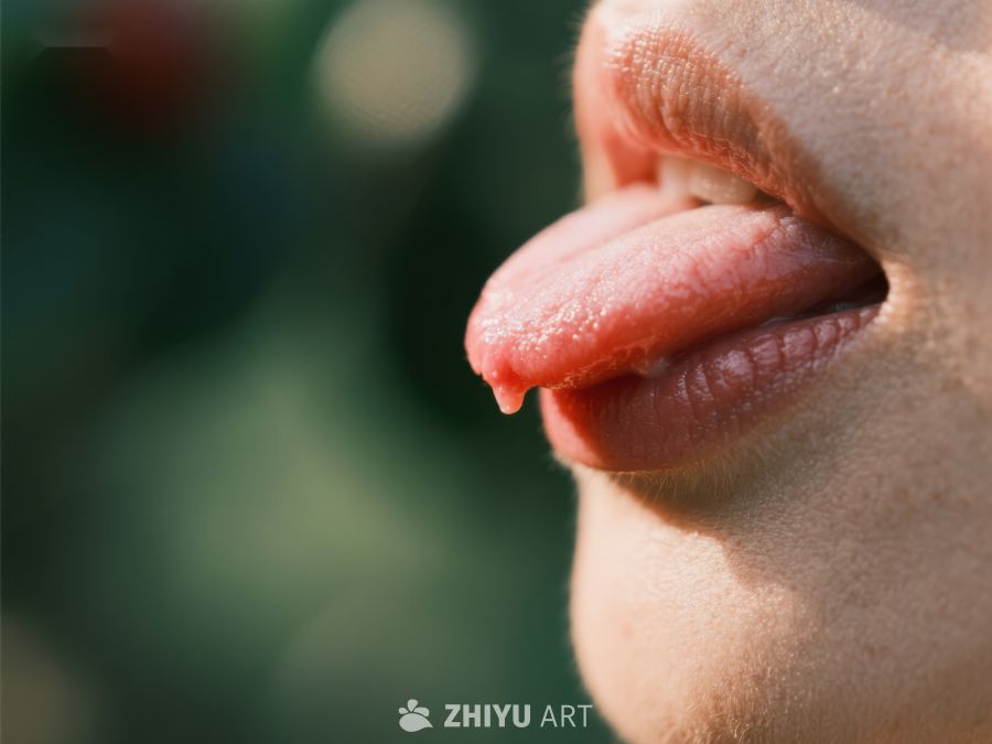 特写嘴唇伸出舌头 584