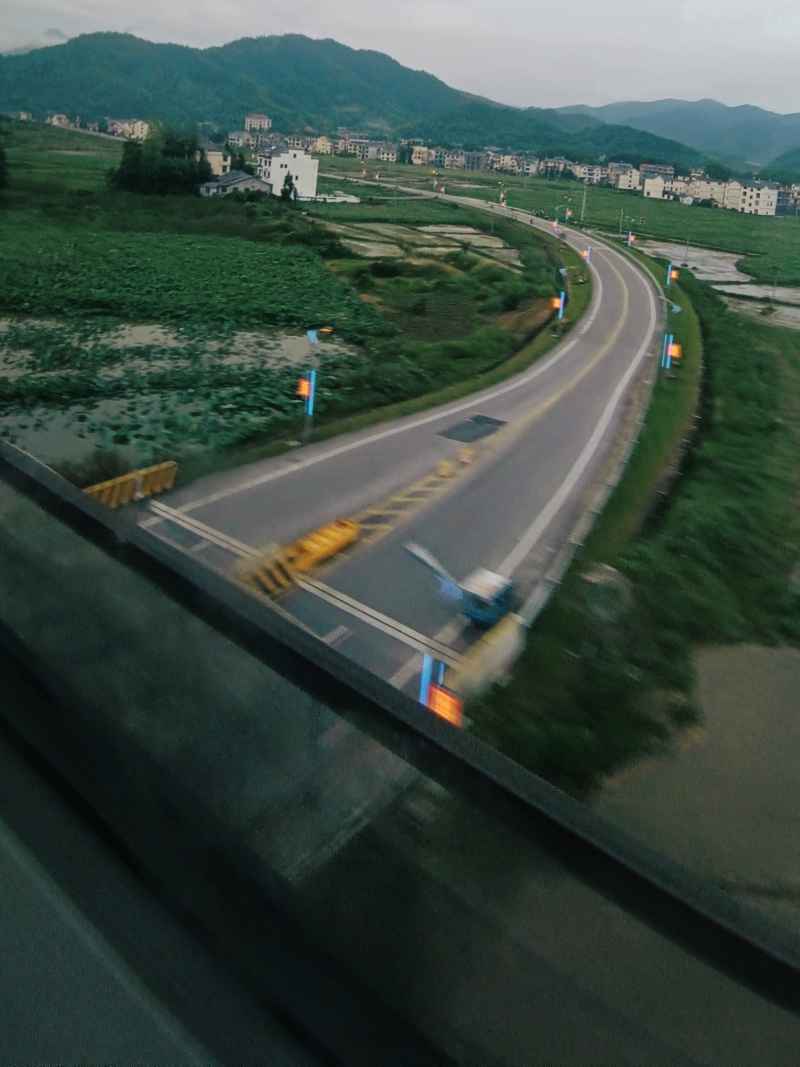 高铁上的马路