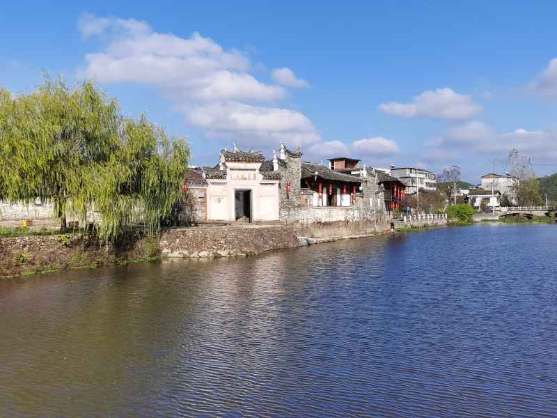 小镇古建筑清风蓝天白云