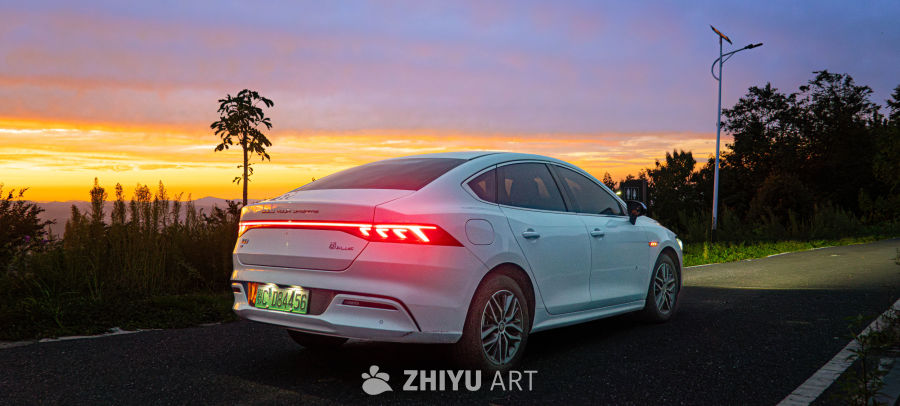 新能源车与黄昏美景