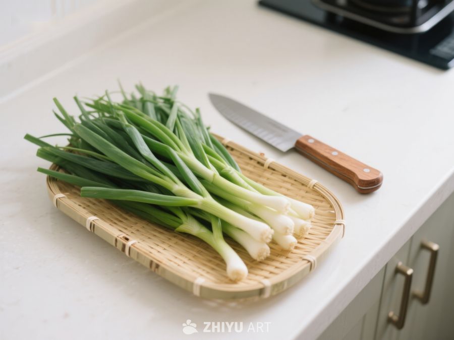 新鲜葱放置在竹制砧板上 417