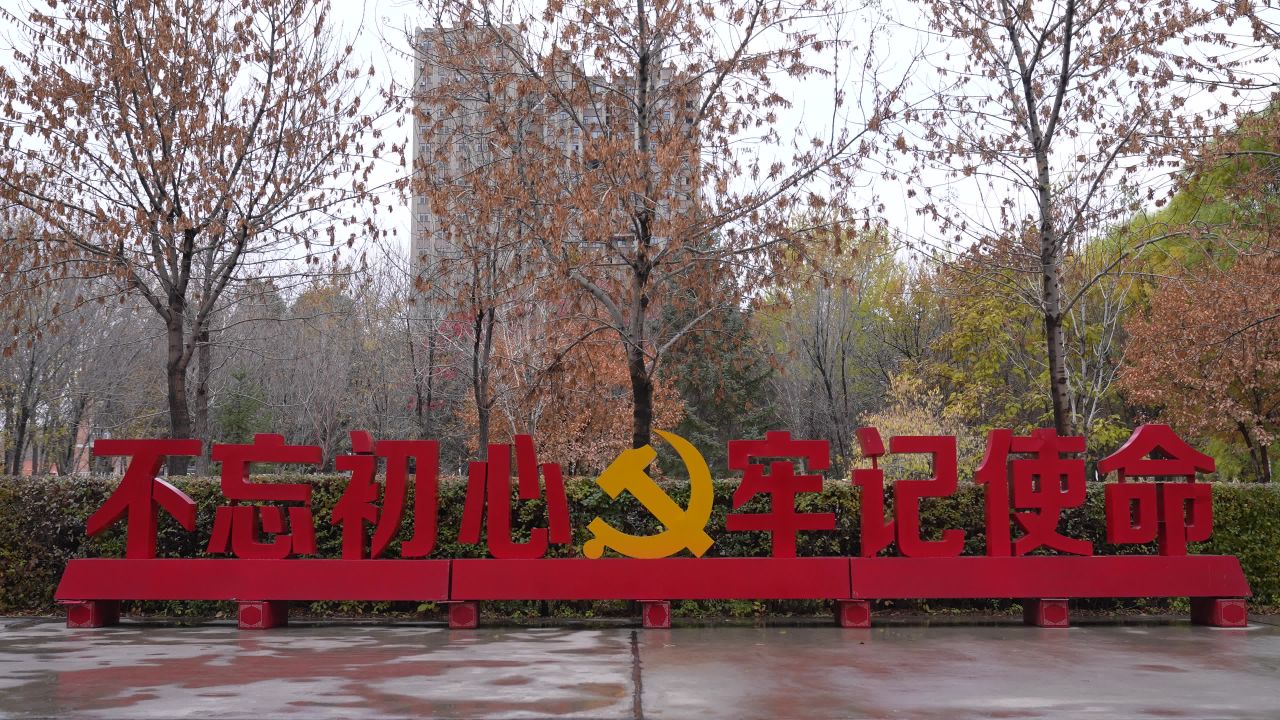 校园里行走上课的学生