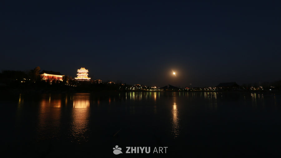 夜色湖畔
