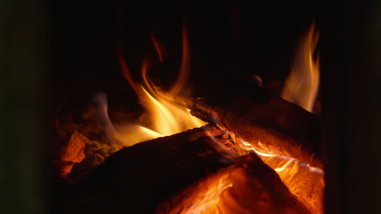 燃烧的木柴炭火 1