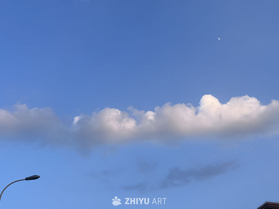 晨空静谧，云月相伴