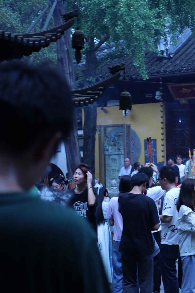 来来往往熙熙攘攘的香客