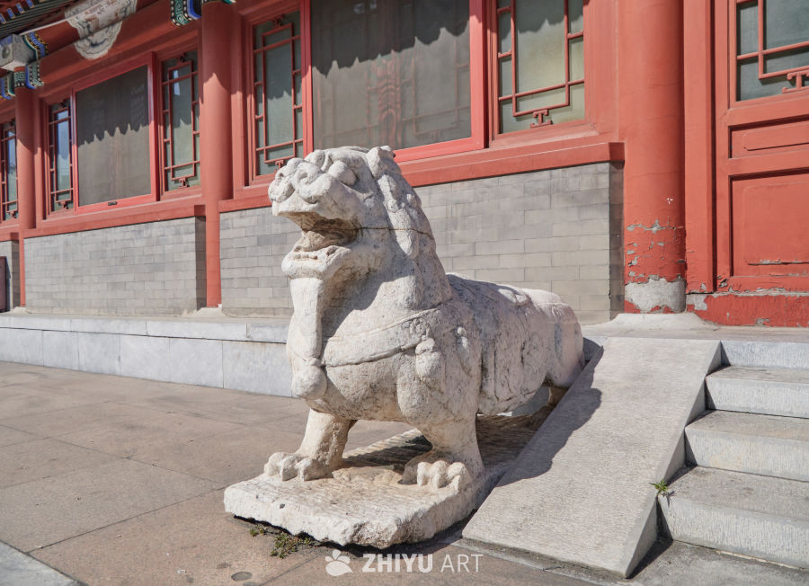 古建筑前的石兽雕塑