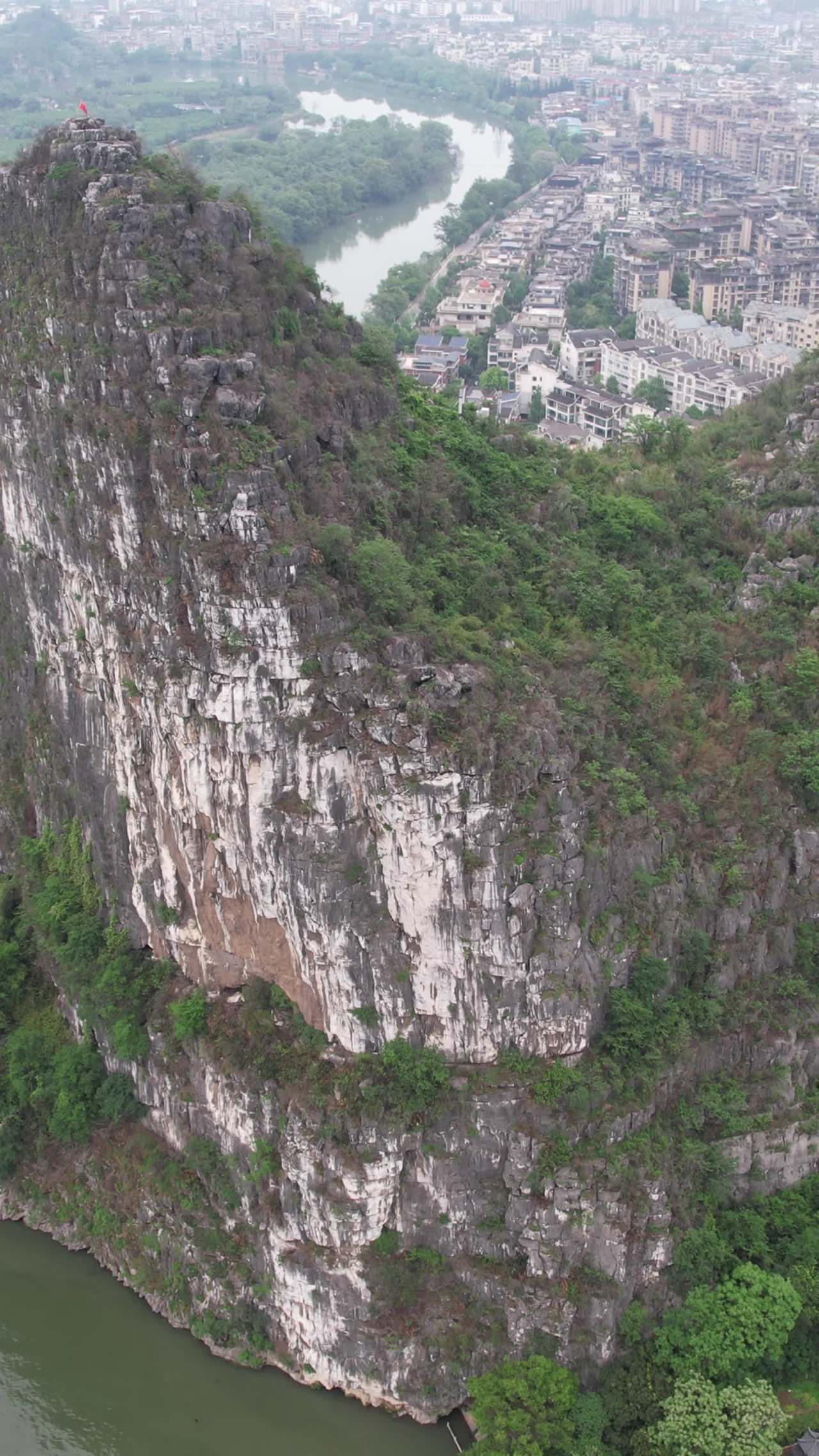 悬崖边的城市风景