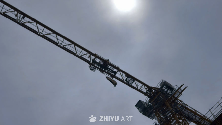 晴空之中的塔吊