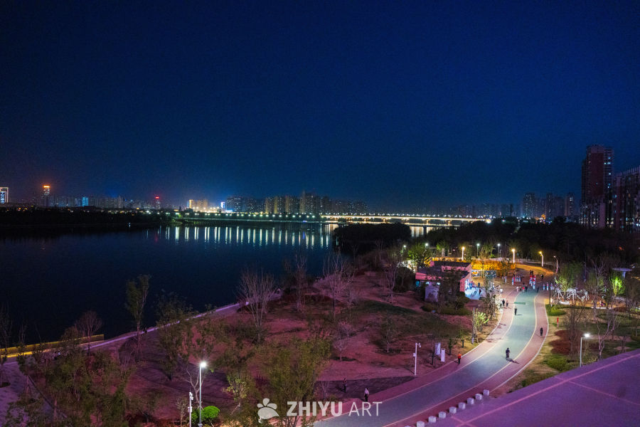 夜幕下的城市河畔