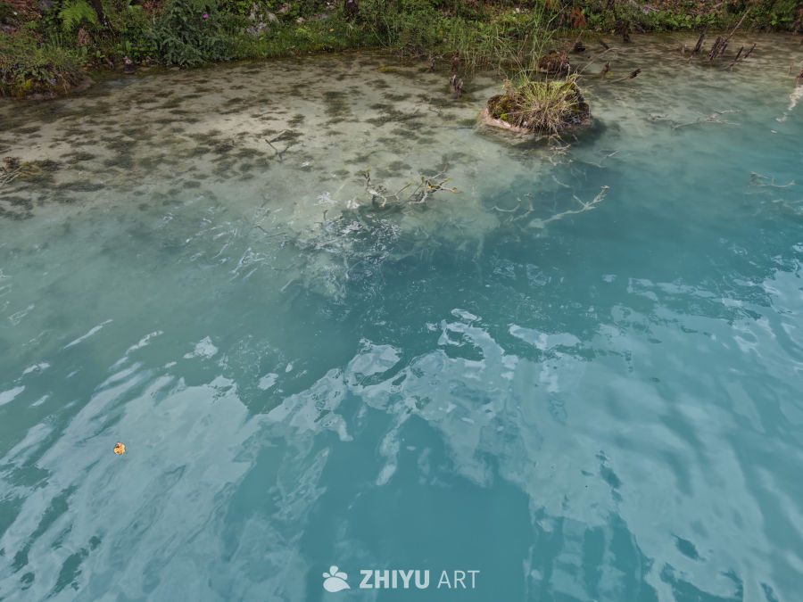 蓝色河水