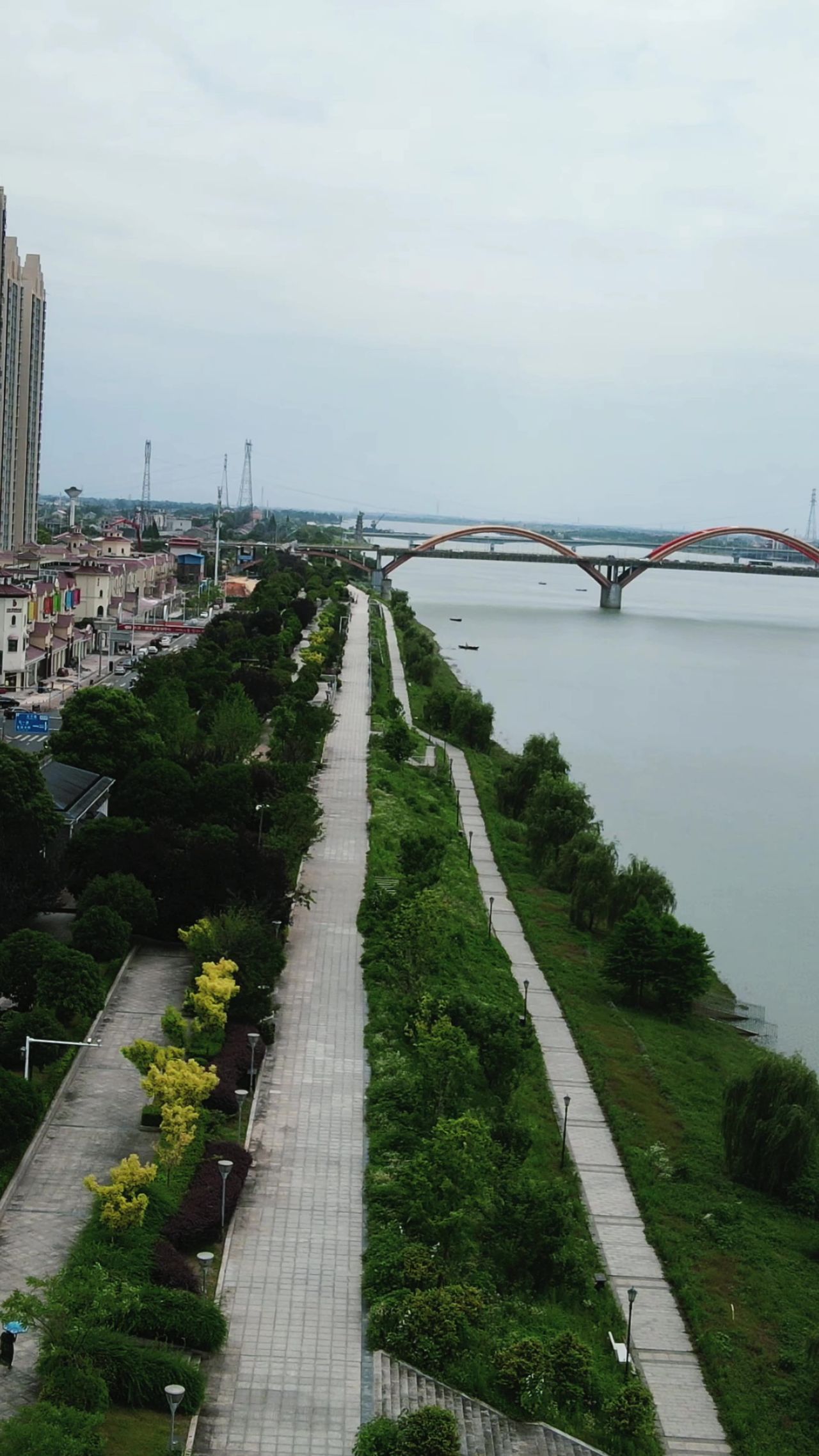 城市航拍湖南益阳沿江风光带竖屏 