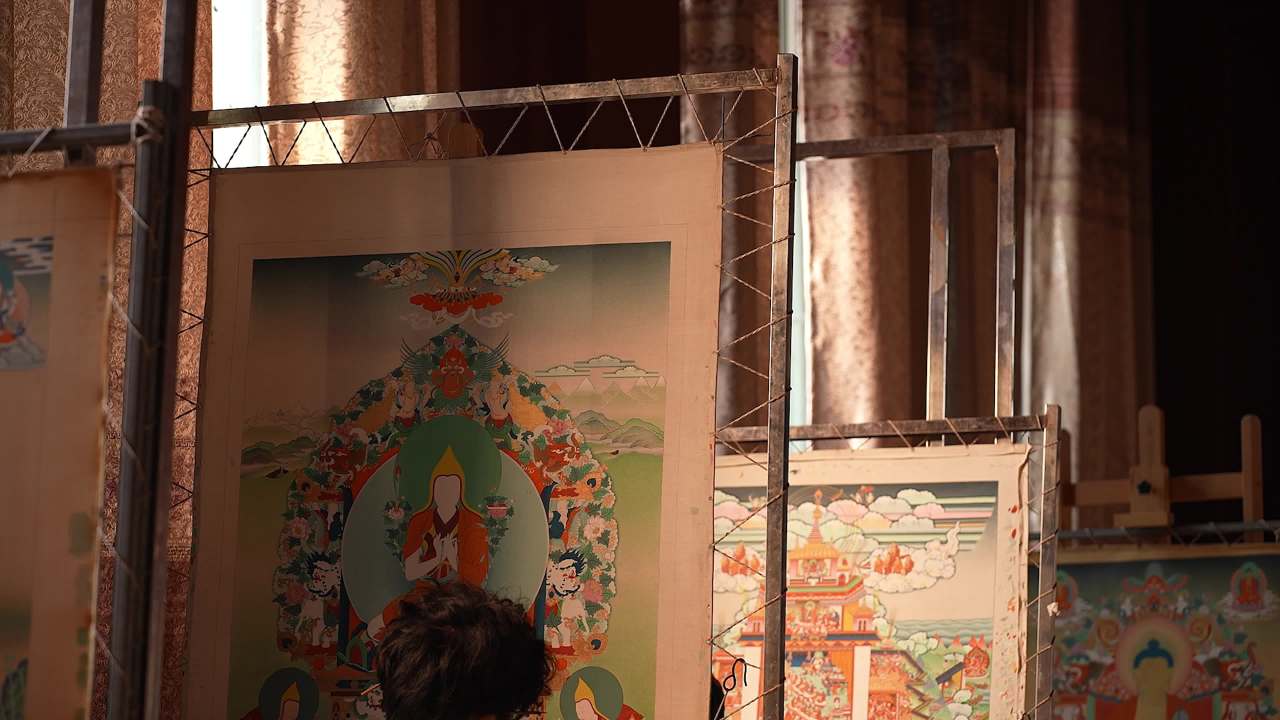 唐卡艺人创作过程