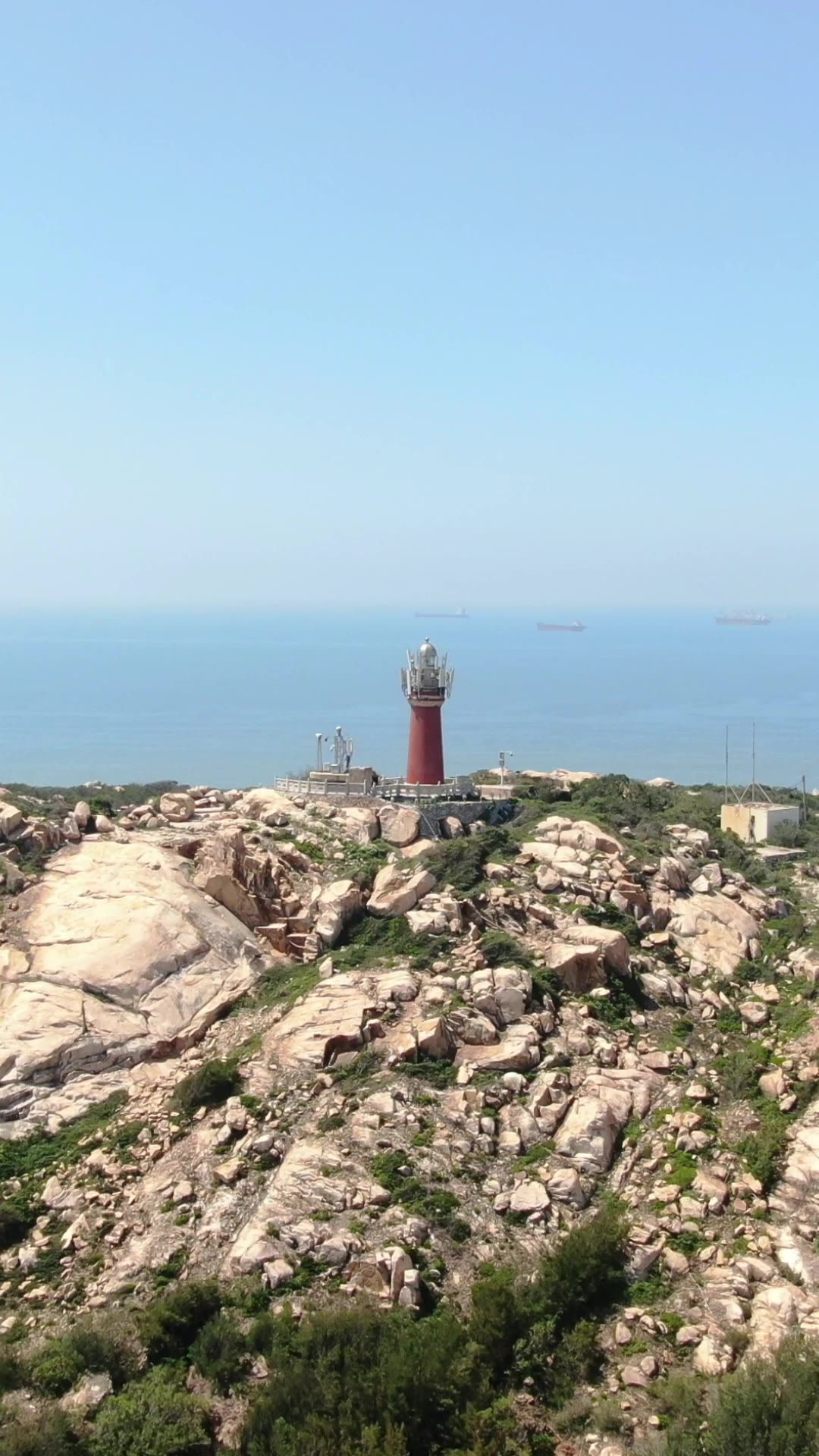 旅游景区福建湄洲岛灯塔竖屏航拍