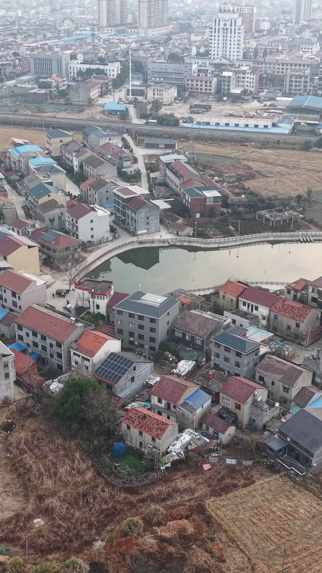 乡村湖畔静谧时光