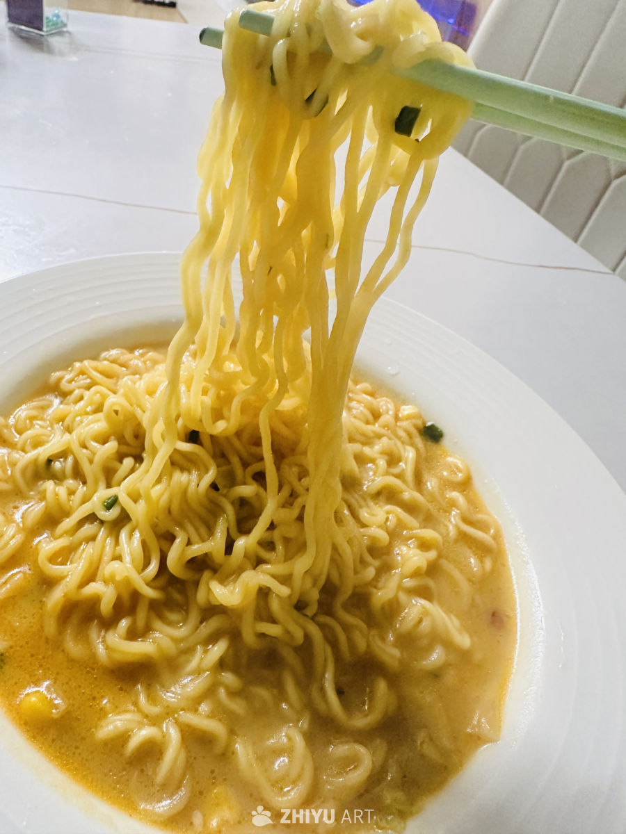 筷子夹起的美味方便面