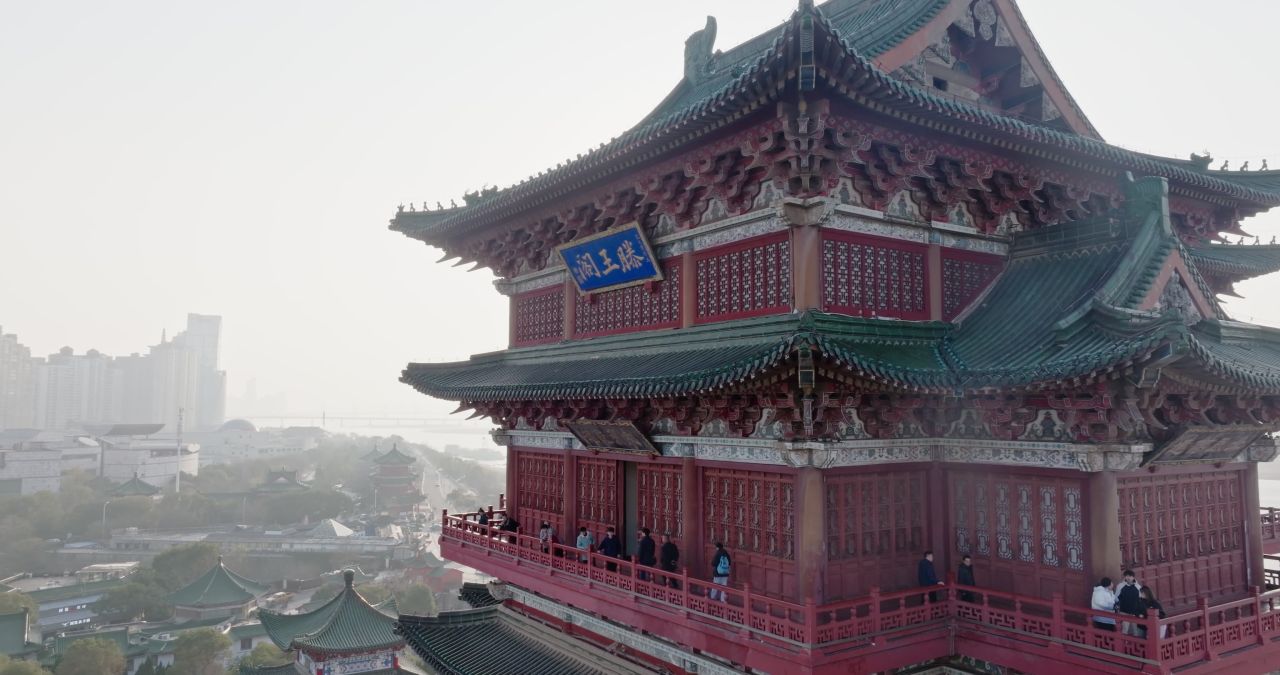 江西南昌滕王阁城市地标建筑航拍 4