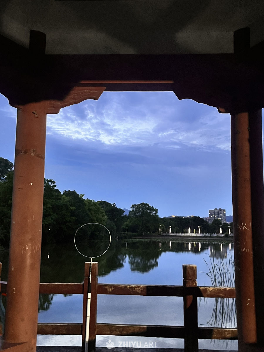 亭中夜观湖光