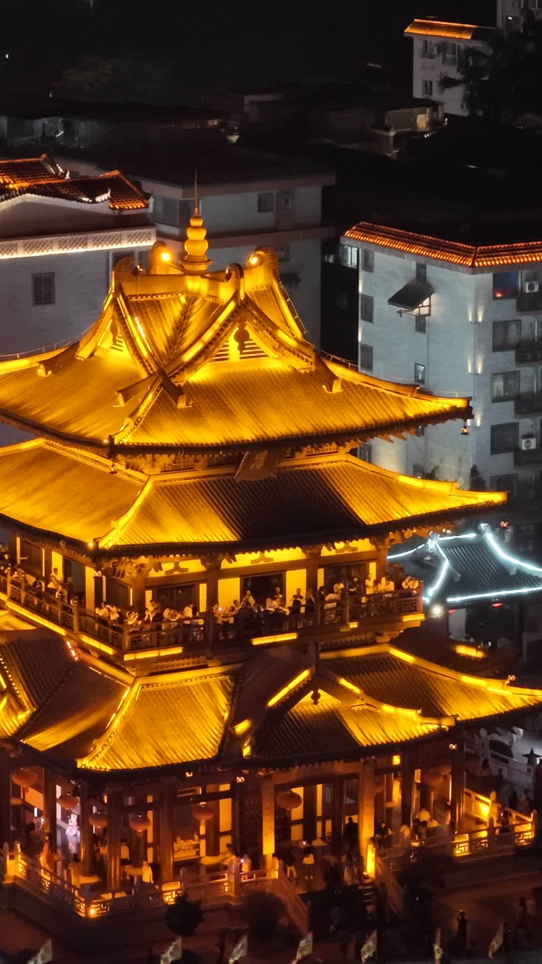 夜幕下的金色古楼