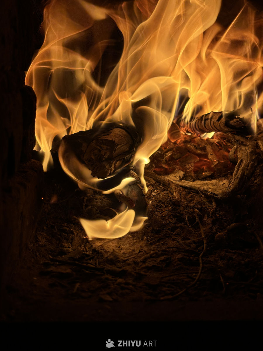 夜幕下的温暖篝火