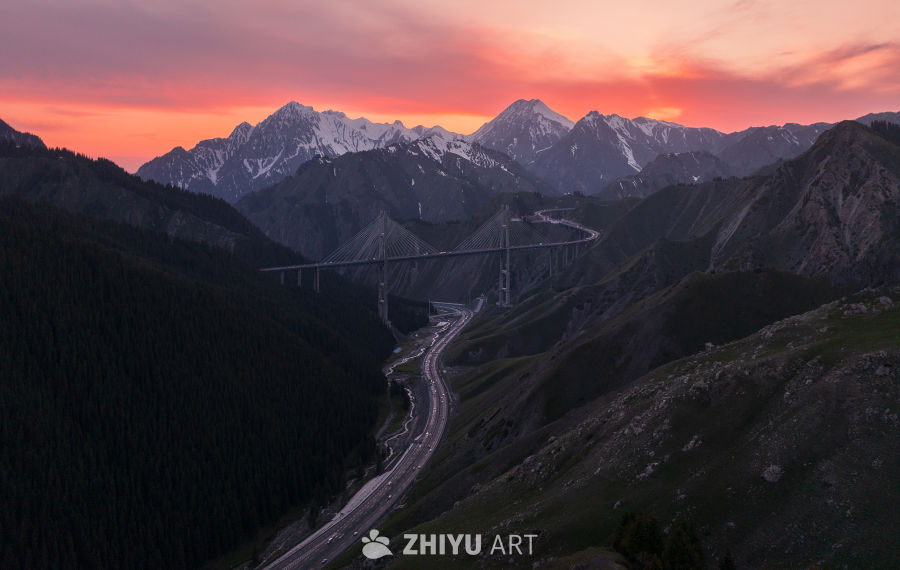 雪山公路夕阳景