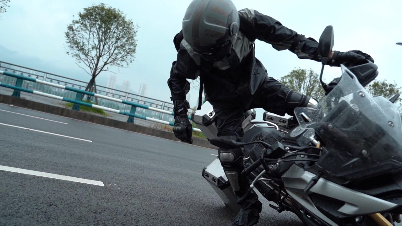 实拍摩托车摔车瞬间骑手摔出路面雨天摔车